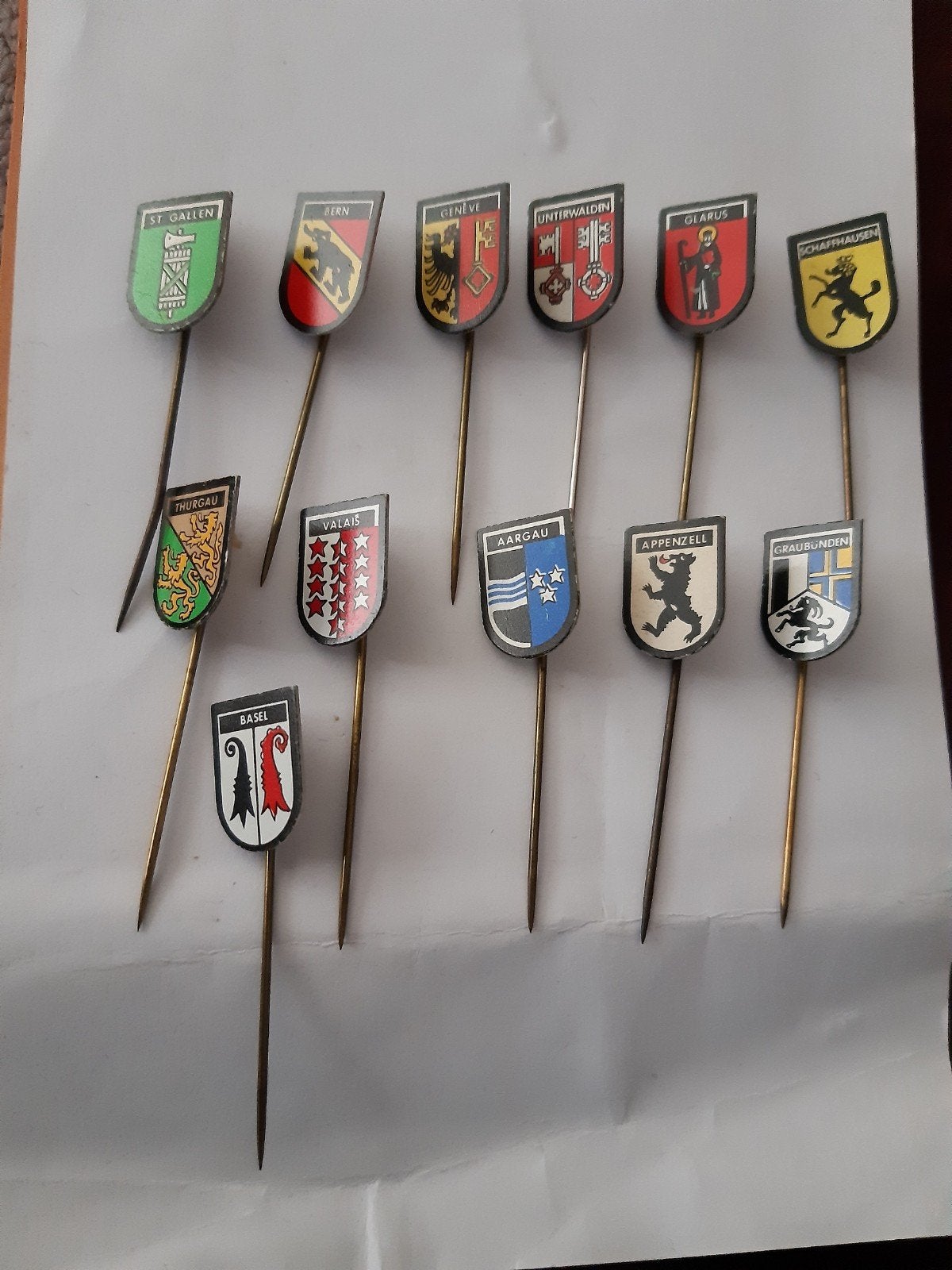 12 Speldjes stadswapens Zwitserland, Ophalen of Verzenden, Nieuw, Stad of Land, Speldje of Pin