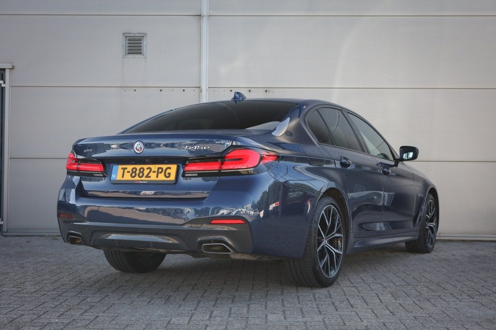 BMW 5 Serie 545e M-Sport Sedan | BTW | (bj 2022, automaat), Automaat, Gebruikt, 394 pk, 2000 kg
