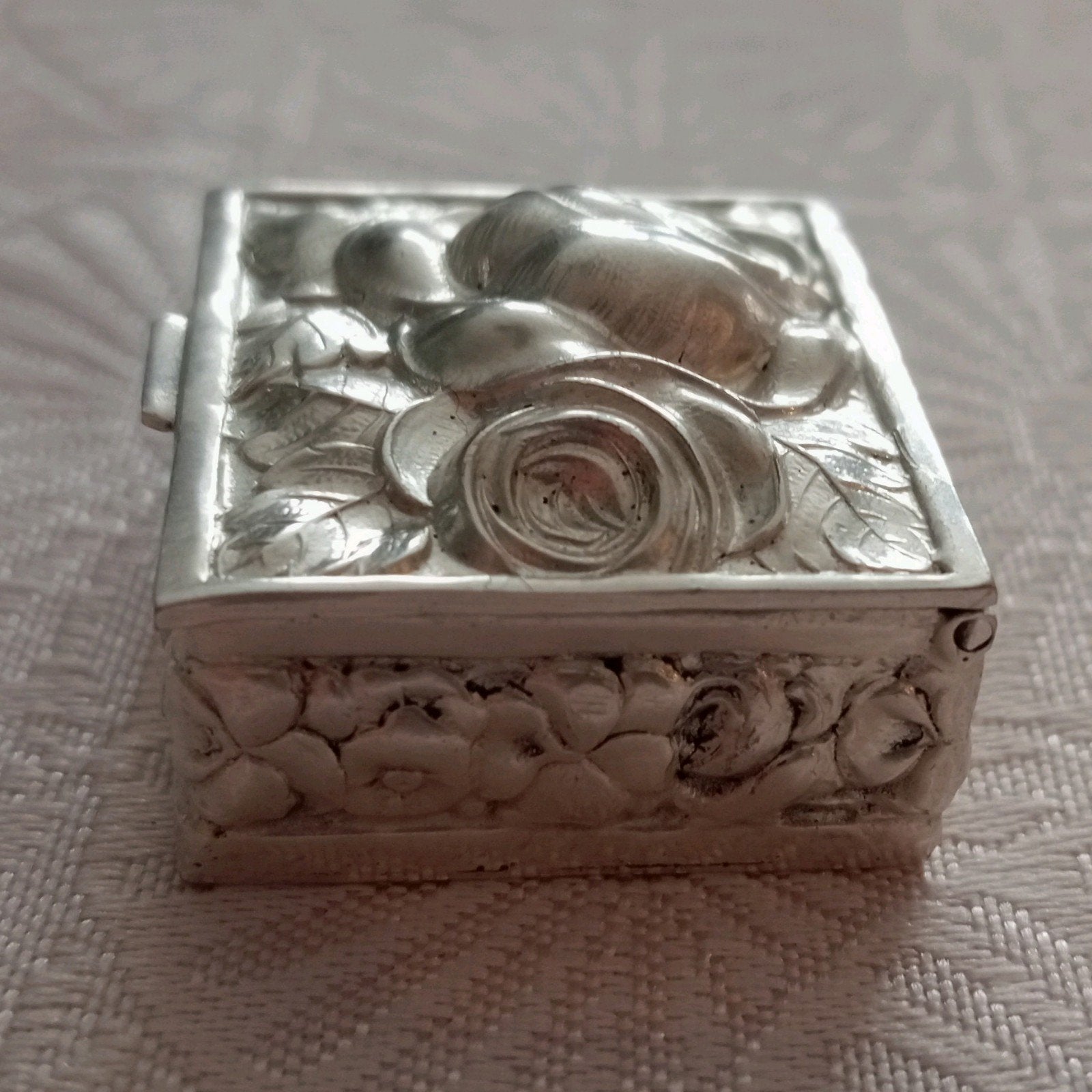 Pillen Doosje met Rozen, Ophalen of Verzenden, Zilver