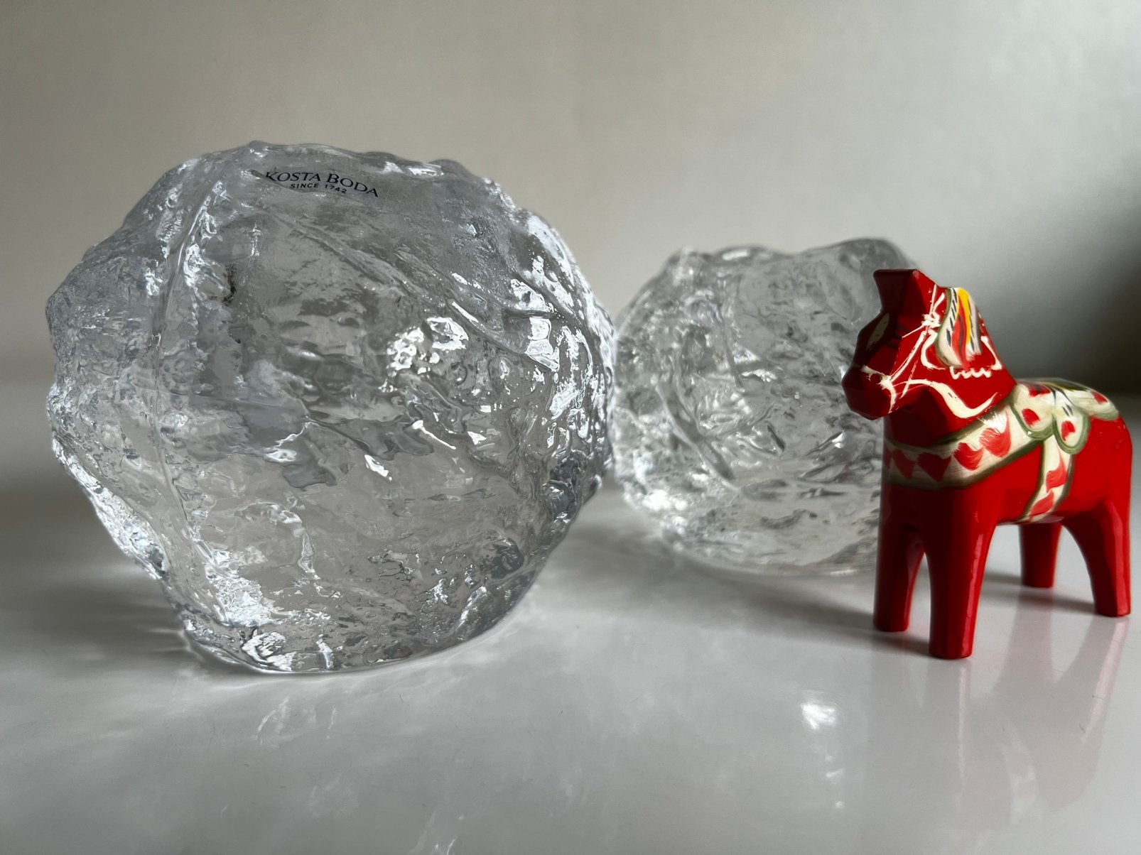 Set 2 Zweeds Design Kosta Boda Snowball Ann Wärff M en L, Kosta Boda, Waxinelichthouder, Ophalen of Verzenden, Glas