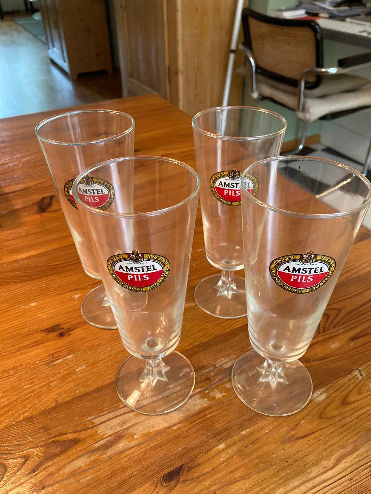 4 vintage Amstel Pils bierglazen op voet – Frankrijk – retro, Ophalen of Verzenden, Zo goed als nieuw, Bierglas