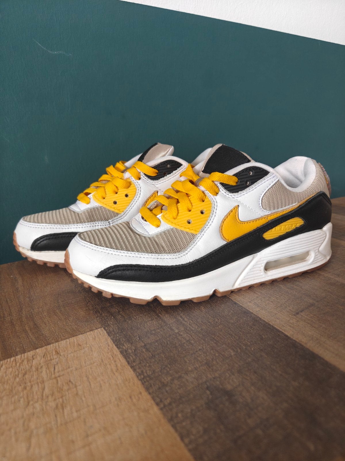 Nike Air Max 90 White/Yellow/Black – Maat 38,5, Kleding | Dames, Schoenen, Wit, Ophalen of Verzenden, Nike air max, Sneakers of Gympen
