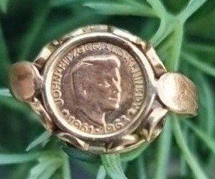 14 kt Gouden Ring met Kennedy Munt (1961-1963), Ophalen