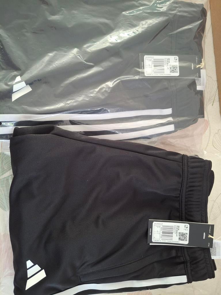 Adidas trainingsbroek Essentials NIEUW, Kleding | Heren, Sportkleding, Nieuw, Algemeen, Maat 52/54 (L), Zwart, Ophalen of Verzenden