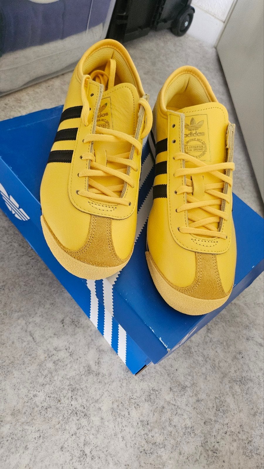 Adidas Italia Sneakers - Geel met Zwarte Strepen, Adidas, Geel, Nieuw, Ophalen of Verzenden