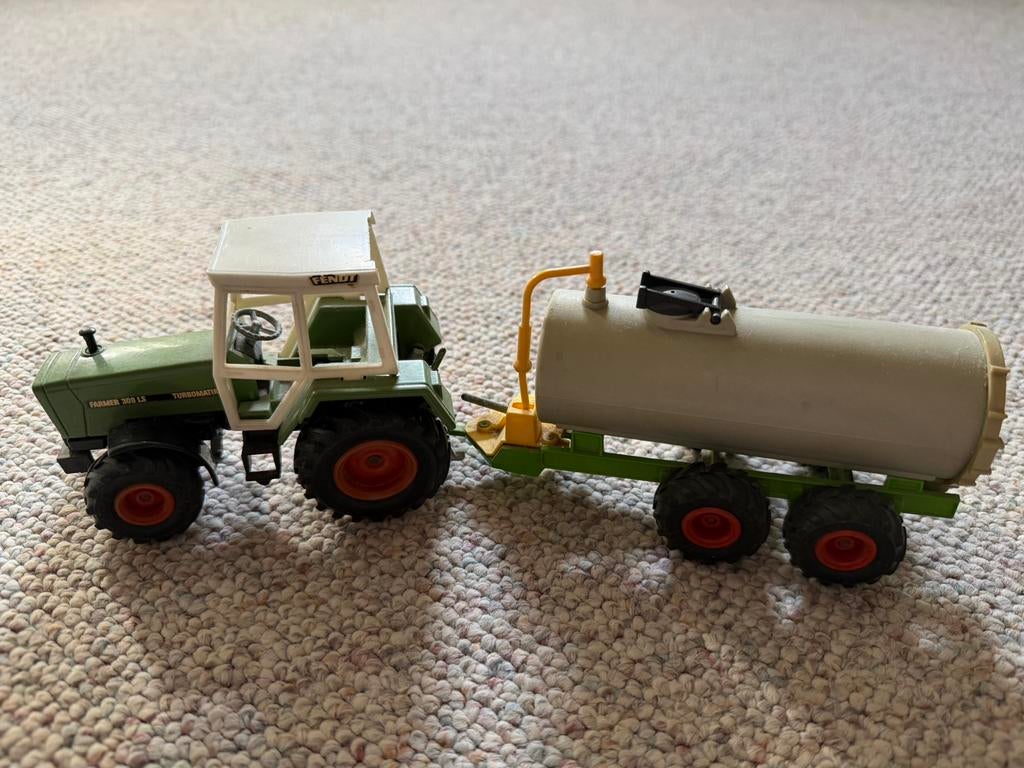 Siku Fendt trekker met mestwagen, Ophalen of Verzenden, Zo goed als nieuw, Tractor of Landbouw, SIKU