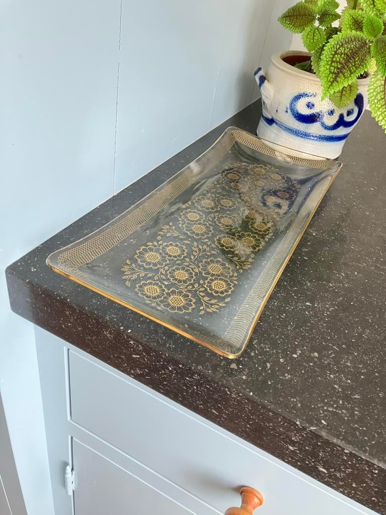 Vintage Glazen Cakeschaal met Gouden kantmotief, Gebruikt, Schaal, Ophalen of Verzenden, Glas