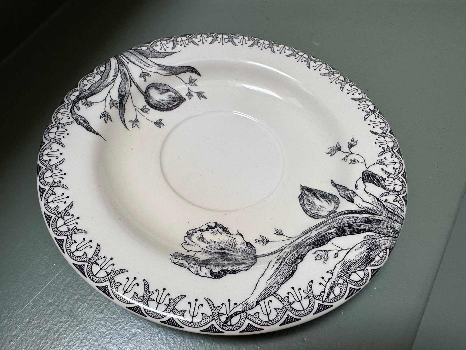 Gien Tulipes schotel 17 cm – Made in France, Overige merken, Ophalen of Verzenden, Zo goed als nieuw, Overige stijlen