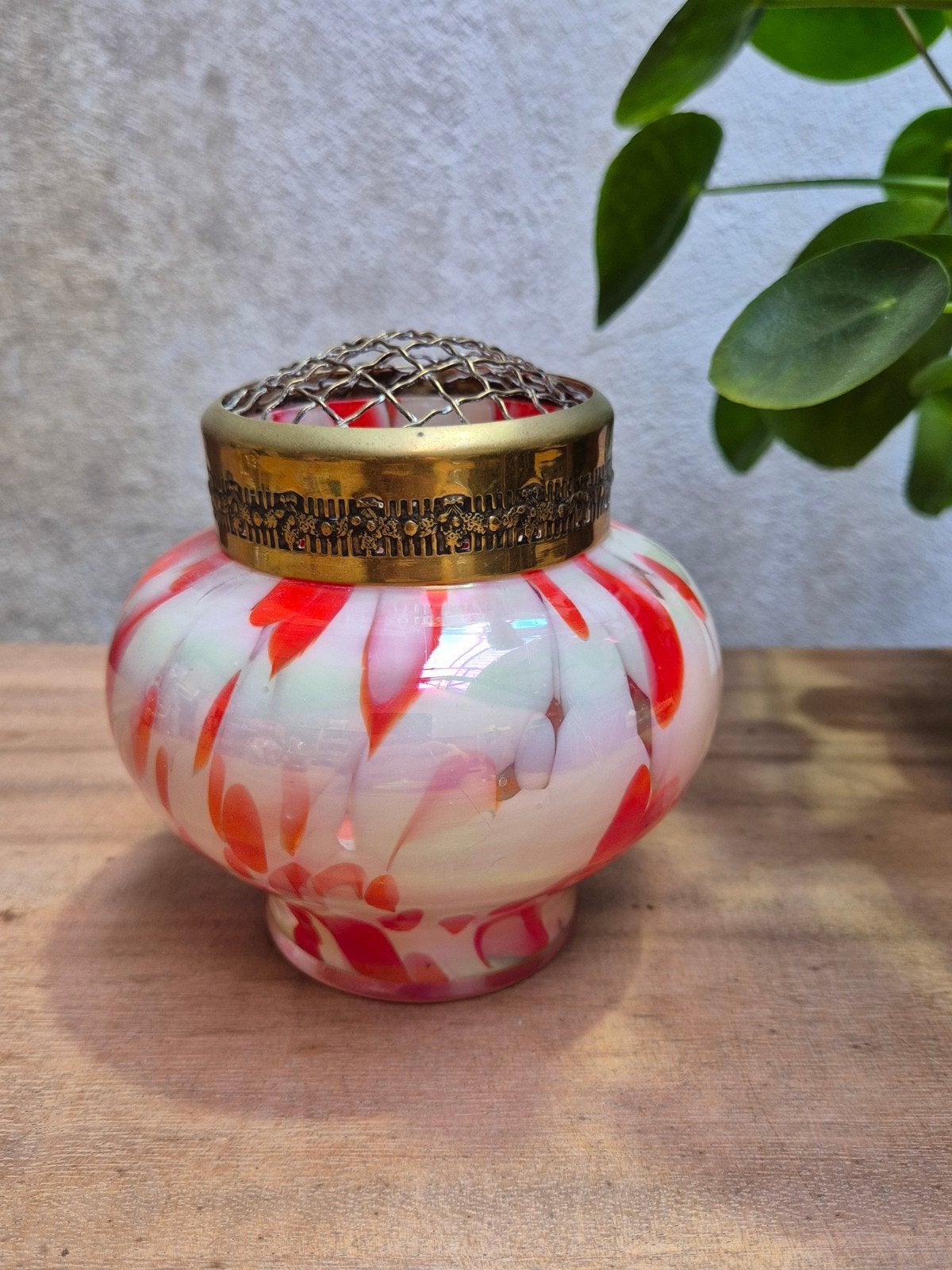 Vintage Art Deco rozenkom van rood iriserend Tsjechisch Glas, Antiek en Kunst, Ophalen of Verzenden