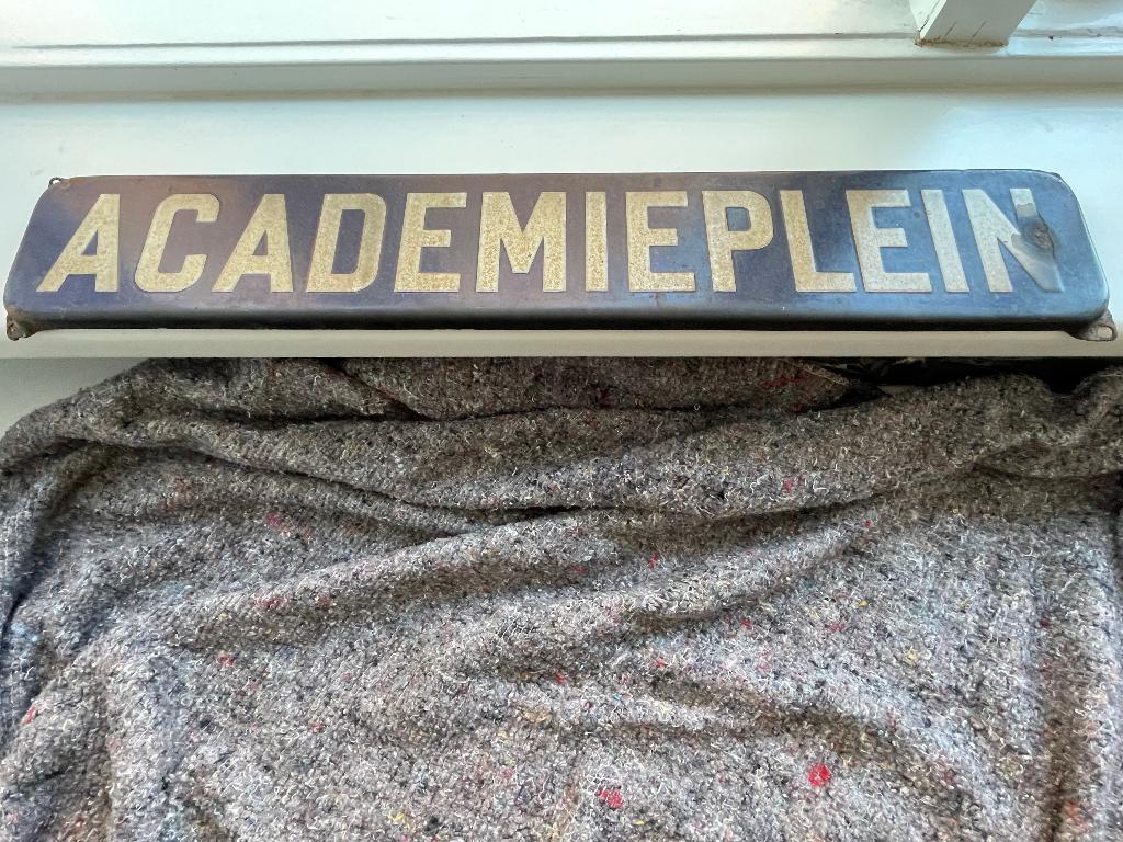 Antiek straatnaambord (emaille) "Academieplein", Antiek en Kunst, Antiek | Emaille, Verzenden