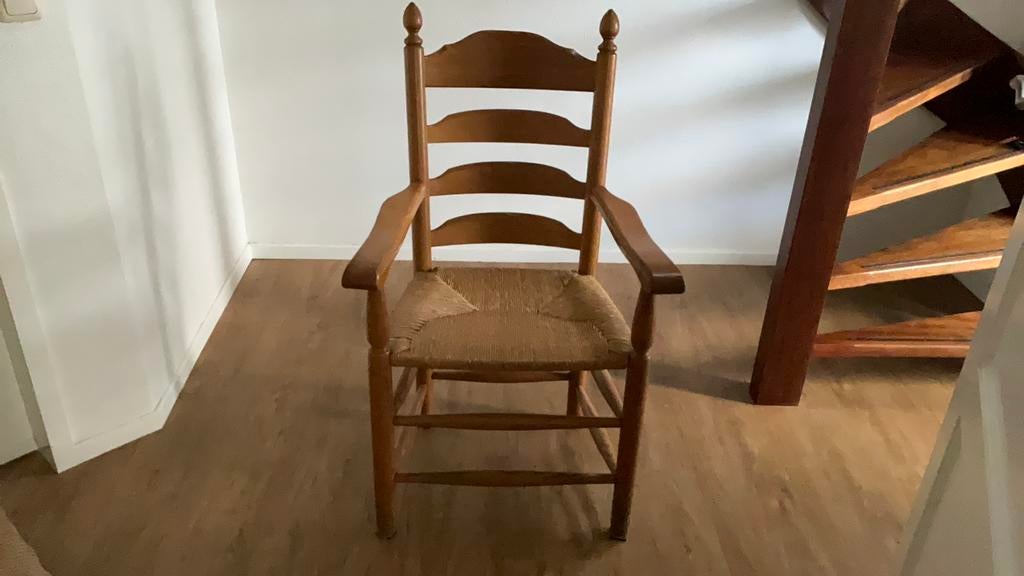 2 massief eiken armleuningstoelen,seniorenstoelen, Ophalen, Zo goed als nieuw, Bruin