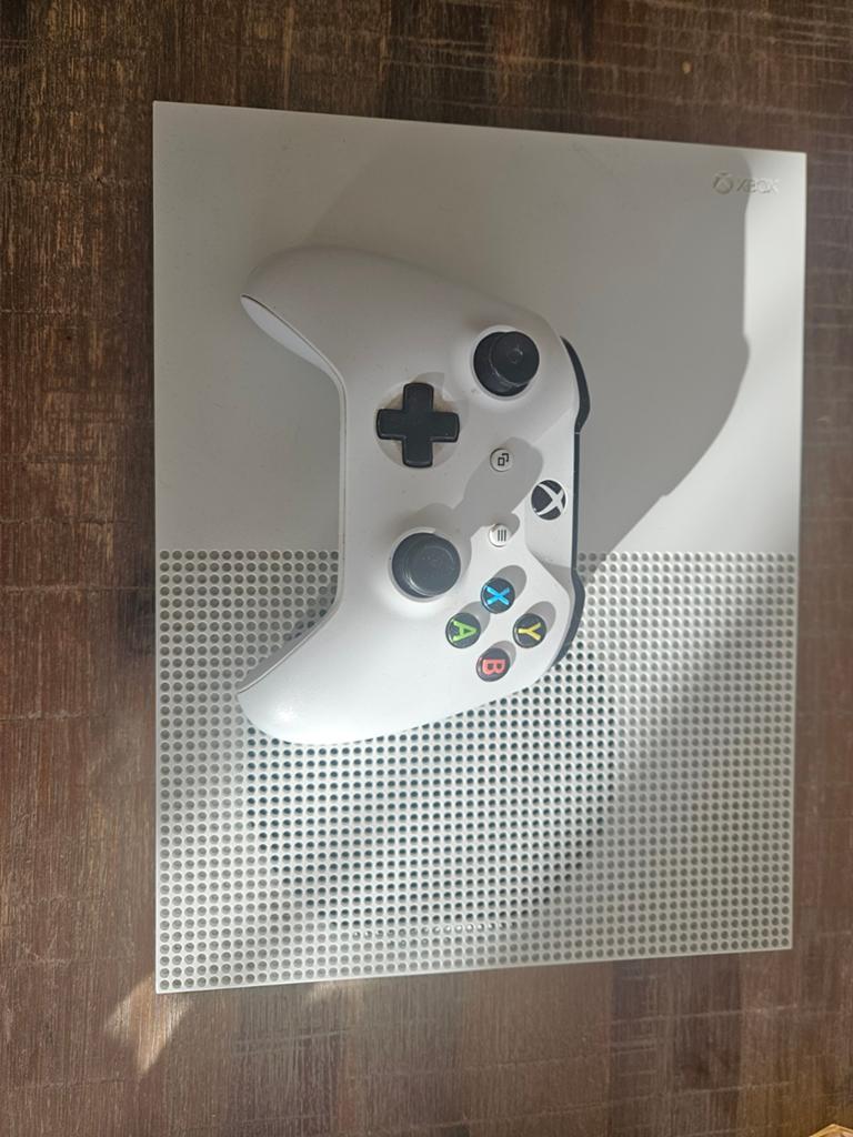 Xbox One S Disc Versie met 1 Controller en alle Kabels, Ophalen of Verzenden, Zo goed als nieuw, Met 1 controller, Xbox One S