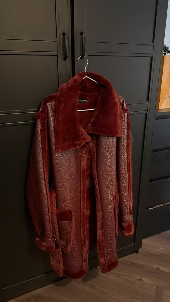 PrettyLittleThing bordeauxrode vinyl jas met teddy voering, Ophalen of Verzenden, Zo goed als nieuw, Maat 38/40 (M), Rood