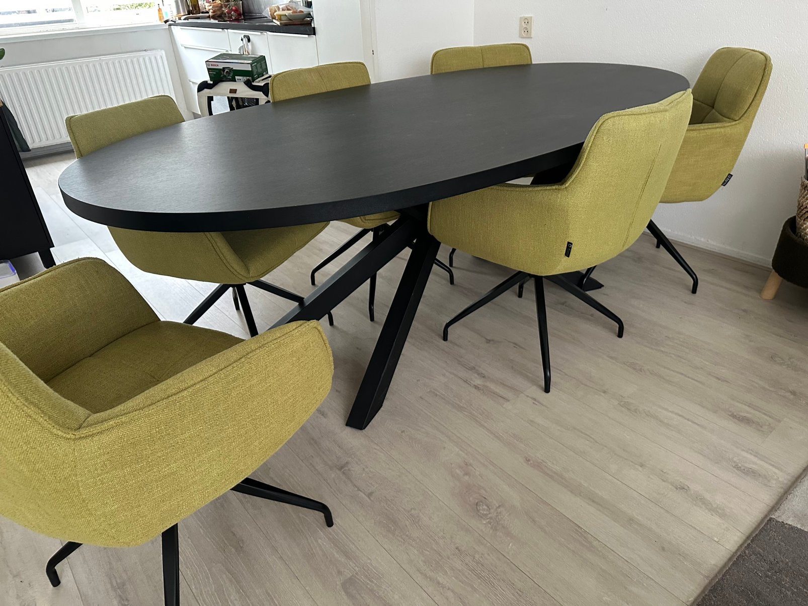 Zwarte ovale tafel met luxe eetstoelen van O Form, Ophalen, 100 tot 150 cm, Zo goed als nieuw, 150 tot 200 cm