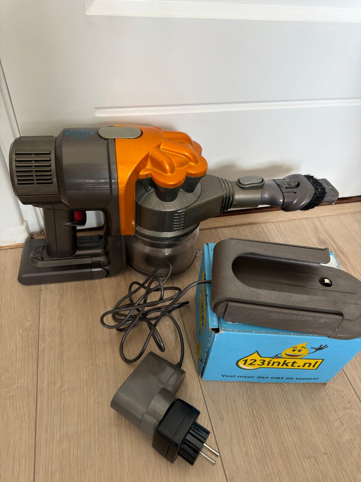 Dyson V7 Trigger kruimeldief met oplader, Gebruikt, Kruimeldief, Draadloos, Ophalen of Verzenden