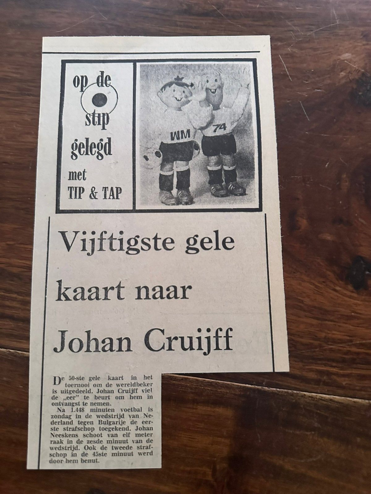Voetbal krantenartikel WK 1974 50e gele kaart naar Cruijff, Verzamelen, Ophalen of Verzenden, Knipsel(s)