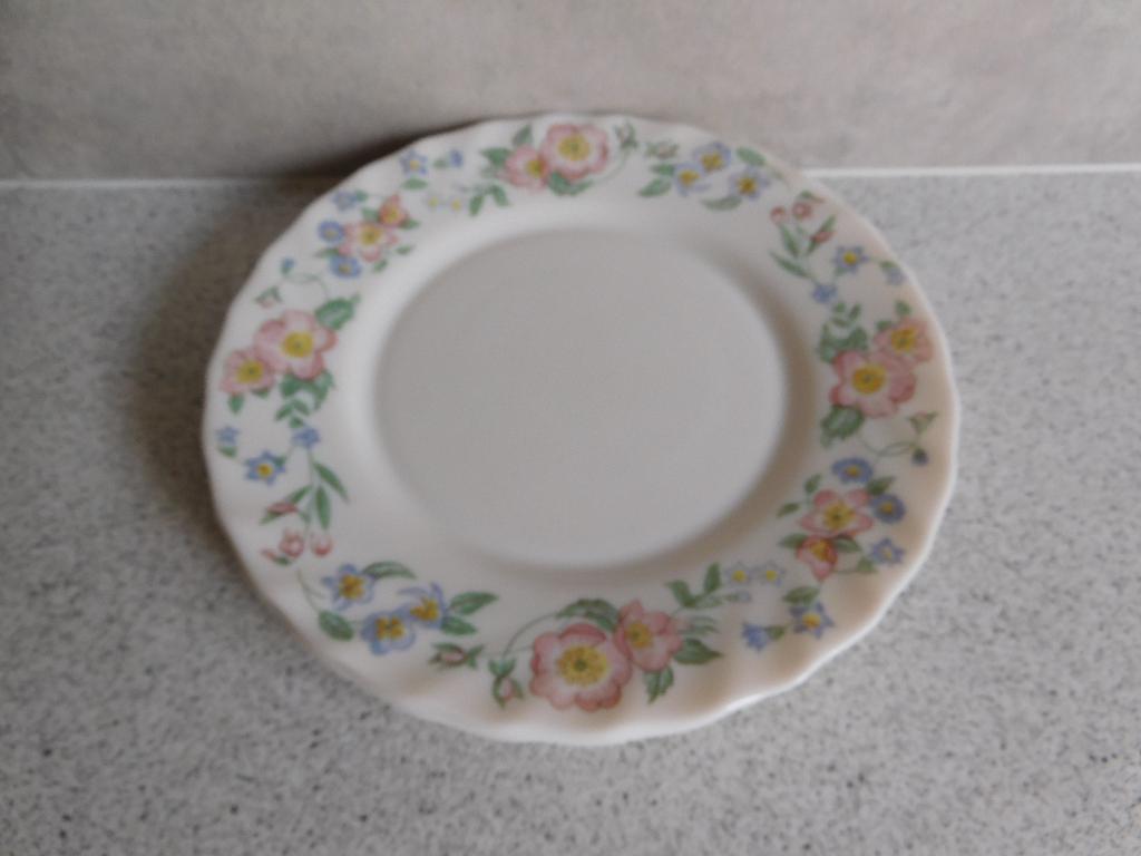 Bord 20 cm. Bloemen Champêtre Arcopal Melkglas, Ophalen of Verzenden, Bord(en), Overige stijlen, Glas