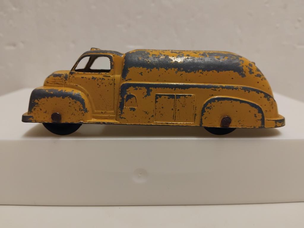 Tootsie Toys 1:43 Ford F6 oil tanker 1949, Ophalen of Verzenden, Gebruikt, Bus of Vrachtwagen