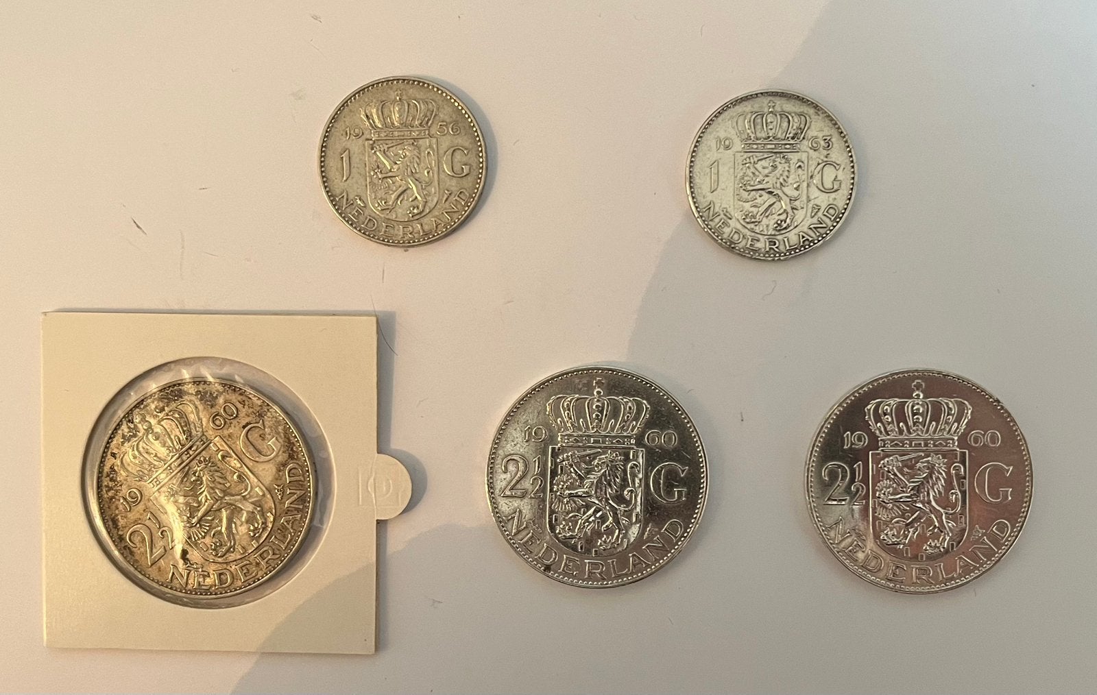 Set van 2 zilveren guldens en 3 zilveren rijksdaalders, Postzegels en Munten, Munten | Nederland, Koningin Juliana, Zilver, Overige waardes