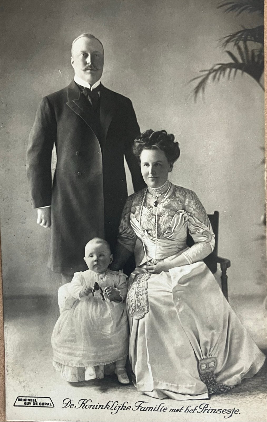 Oude briefkaart: De Koninklijke Familie met het Prinsesje, Ophalen of Verzenden, Voor 1920, Ongelopen, Zuid-Holland