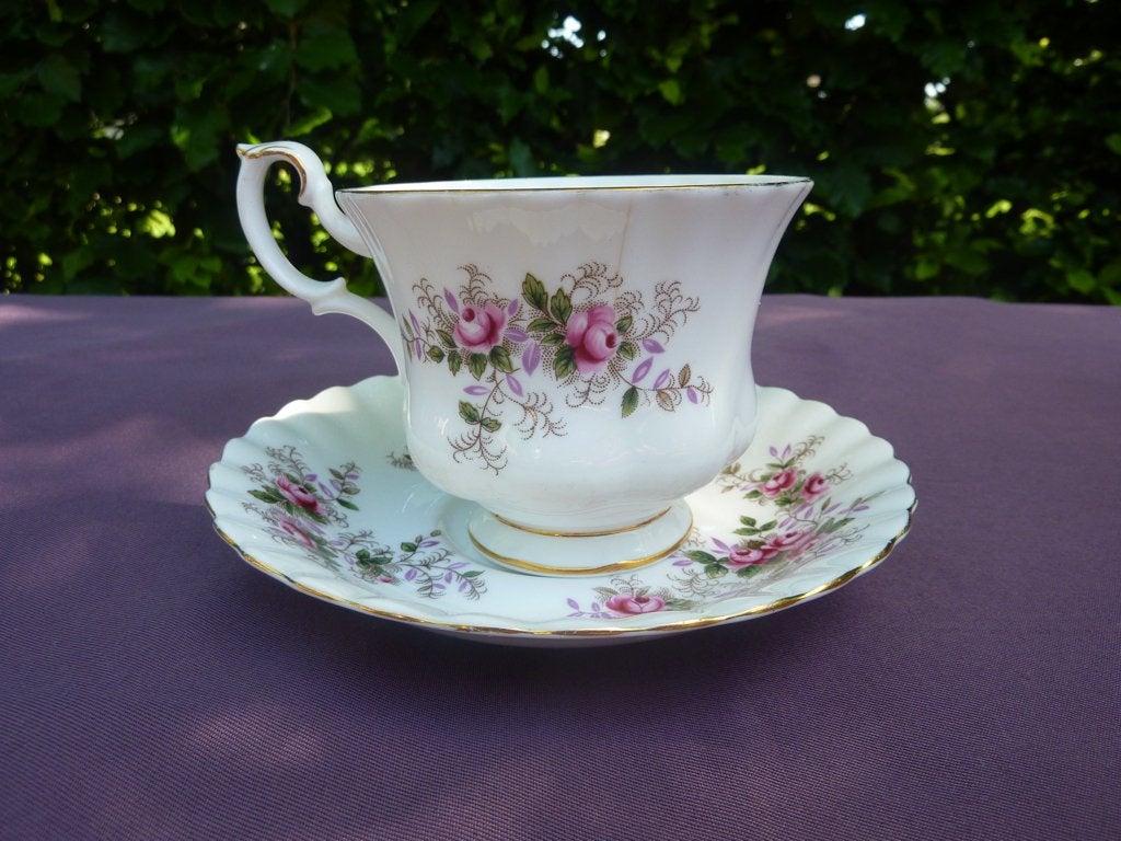 Thee kopje en schotel bloemen motief - Royal Albert, Gebruikt, Ophalen of Verzenden, Overige stijlen, Kop(pen) en/of Schotel(s)