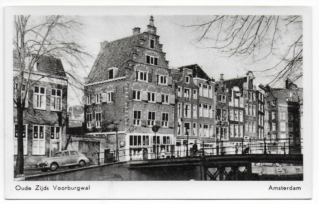 Amsterdam Oude Zijds Voorburgwal Ansichtkaart ( B7036), Ophalen of Verzenden, 1940 tot 1960, Gelopen, Noord-Holland