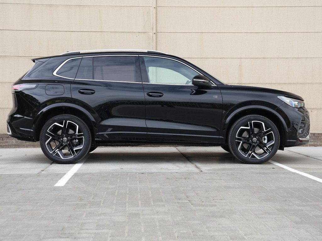 Volkswagen Tiguan R-Line Edition 1.5 eHybrid 272 PK | Naviga, Auto's, Volkswagen, Stof, 1498 cc, 4 cilinders, 2000 kg