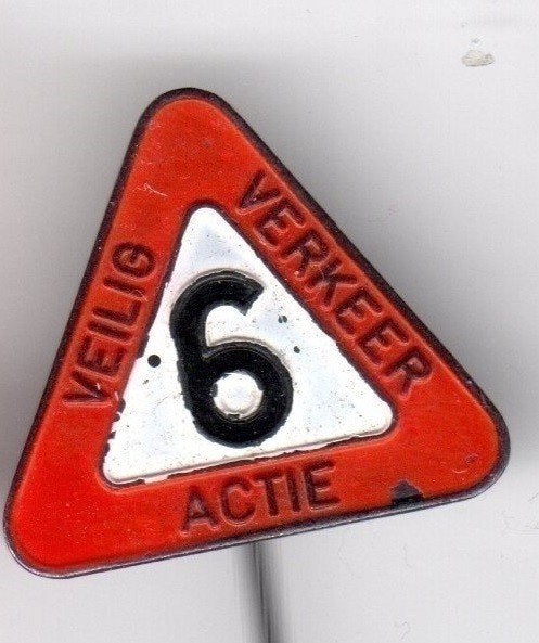 Speldje VEILIG VERKEER ACTIE WAARSCHUWINGSBORD MET CIJFER 6, Ophalen of Verzenden, Gebruikt, Overige onderwerpen