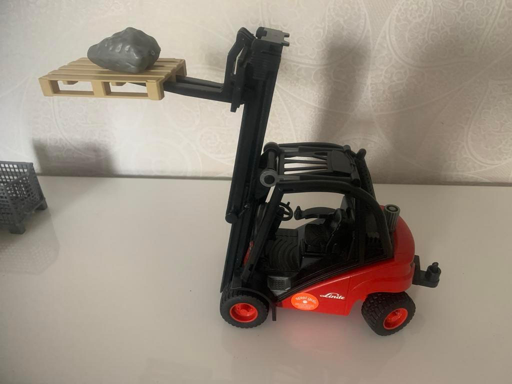 Bruder vorkheftruck speelgoed met pallets en accessoires, Ophalen of Verzenden, Zo goed als nieuw