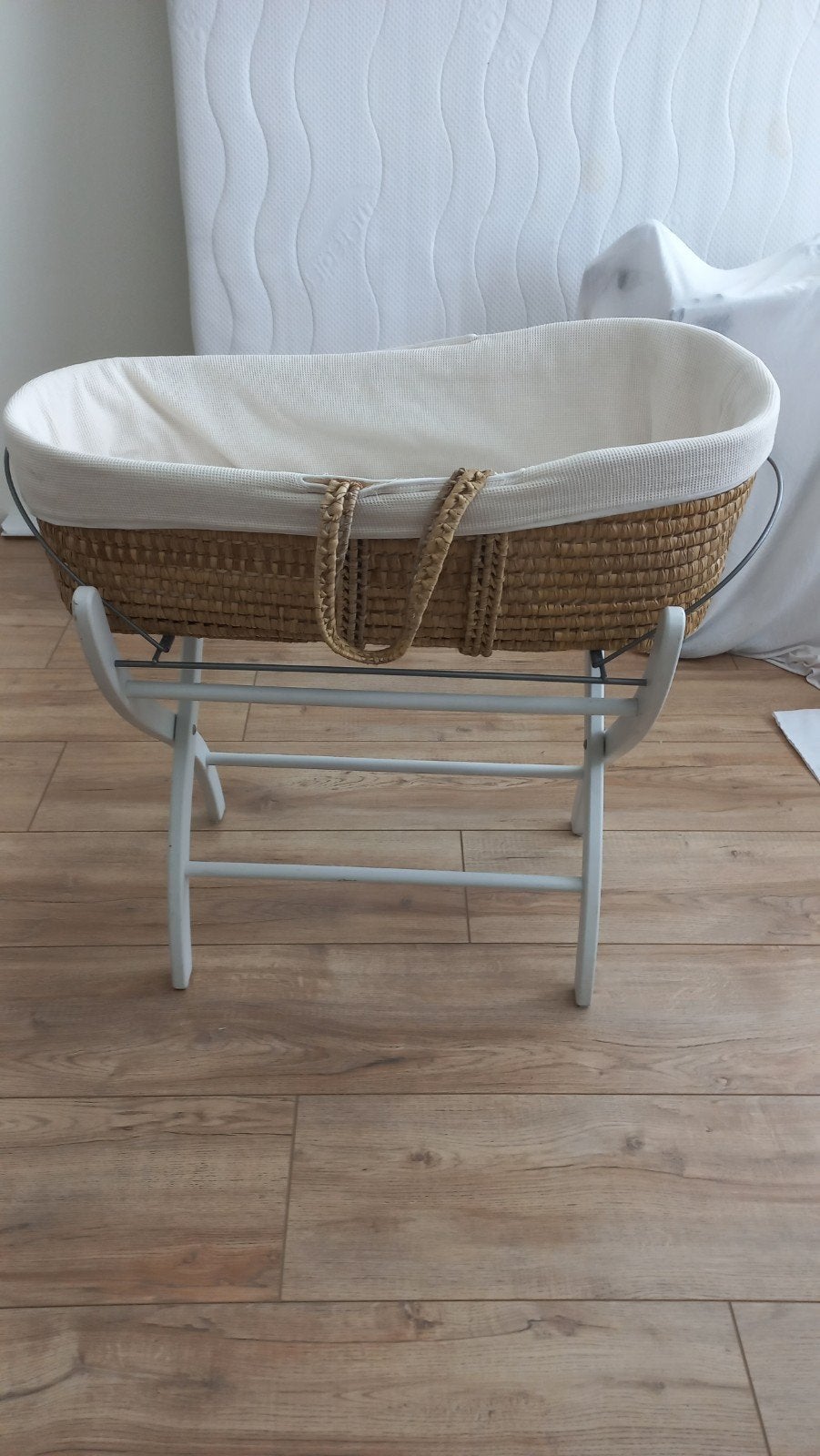 Mooie rieten wieg met matras en onderstel, Ophalen, Zo goed als nieuw, Wieg