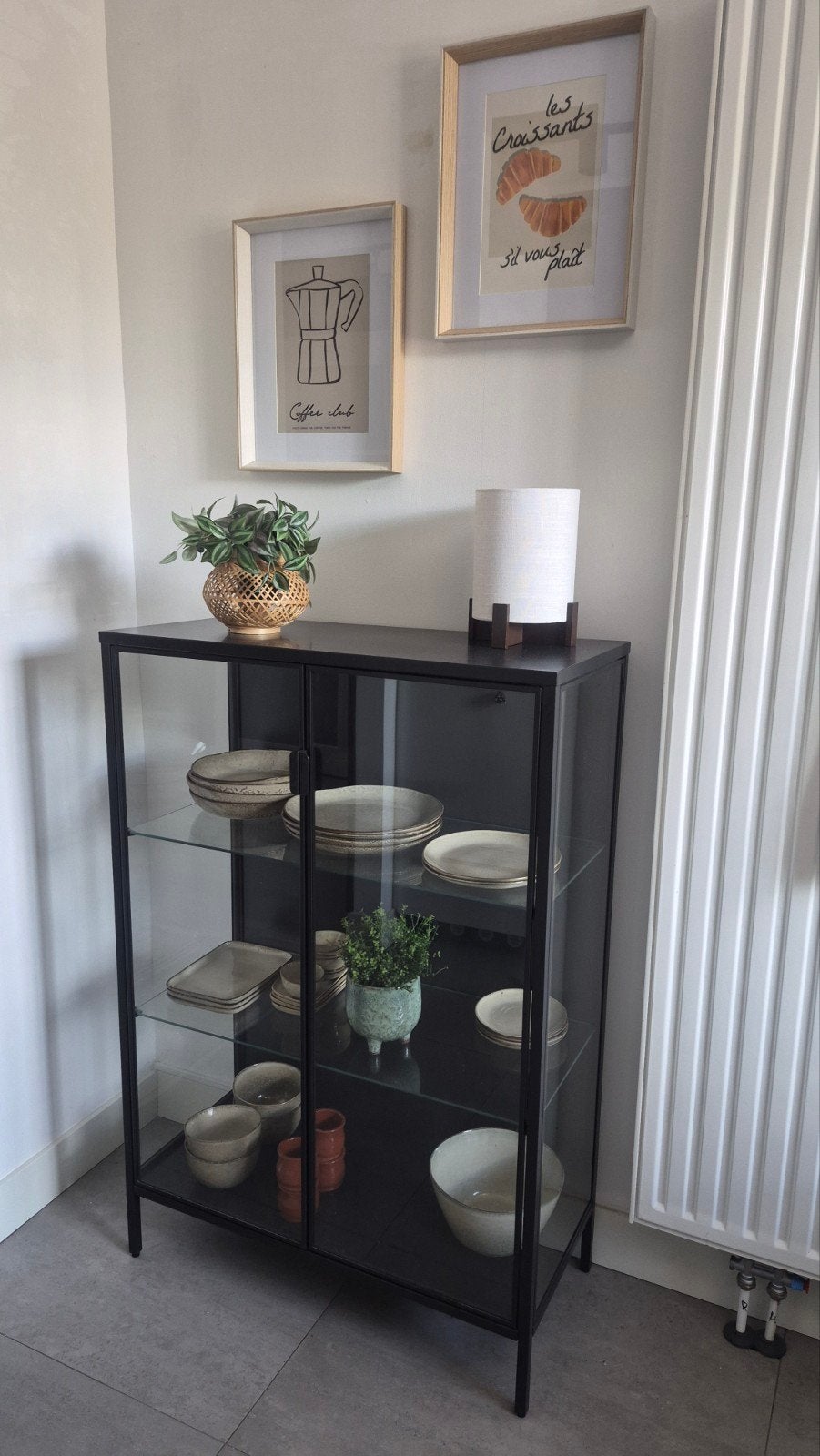 Zwarte metalen vitrinekast met glas en verlichting, Huis en Inrichting, Kasten | Vitrinekasten, Ophalen, Zo goed als nieuw, Glas