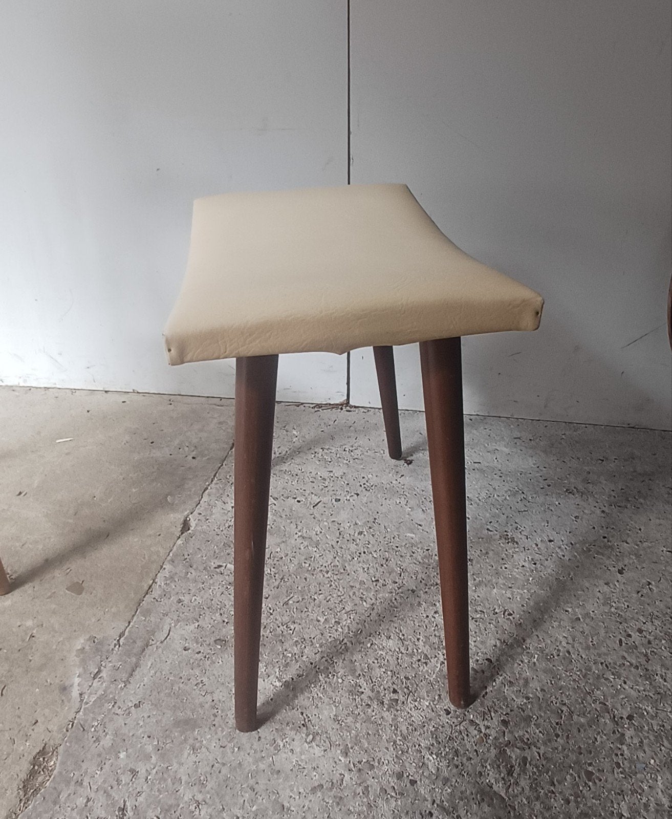 vintage tafeltje voetenbankje hoog skai schuine poot, Ophalen, Gebruikt, Hout
