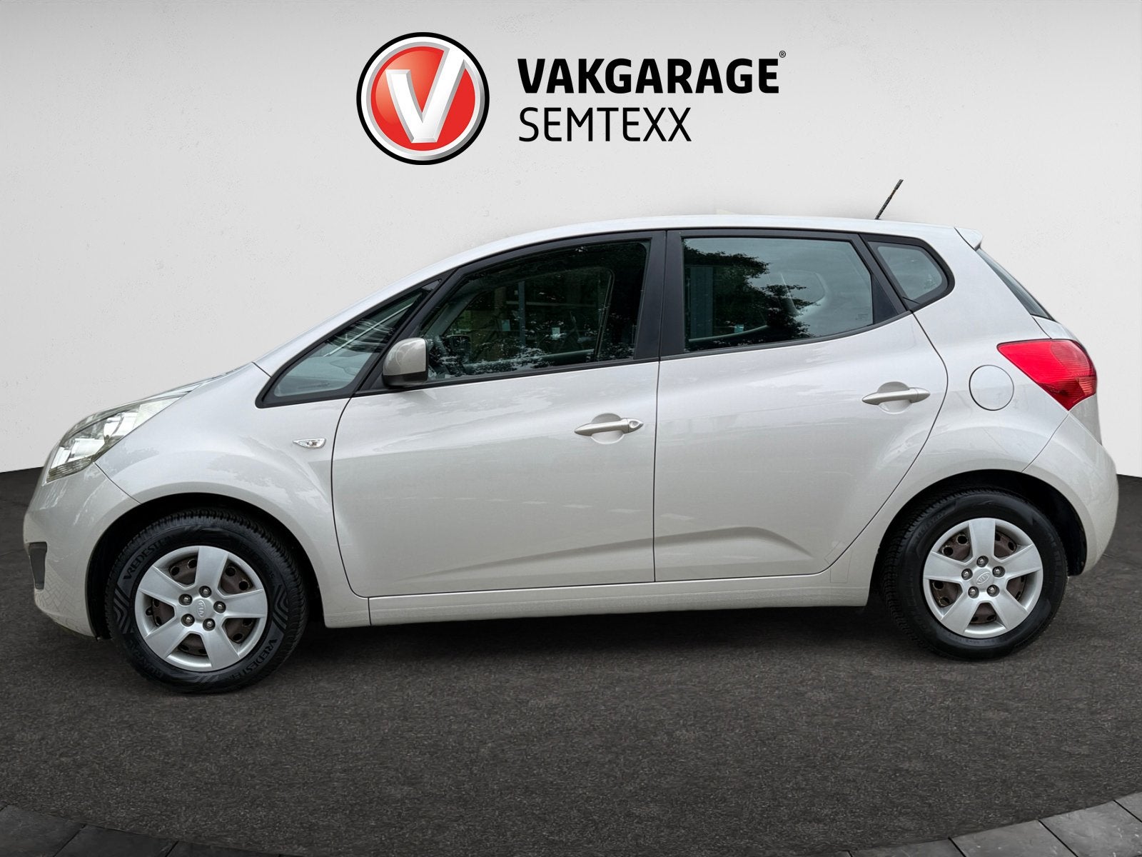 Kia Venga 1.4 CVVT X-tra | Airco | Parkeer Sensoren Achterzi, Auto's, Voorwielaandrijving, Stof, Gebruikt, Zwart