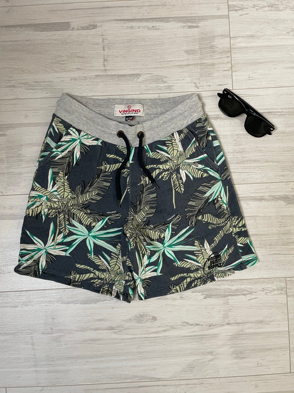Vingino korte broek maat 140 met palmboomprint, Kinderen en Baby's, Kinderkleding | Maat 140, Ophalen of Verzenden, Gebruikt, Jongen