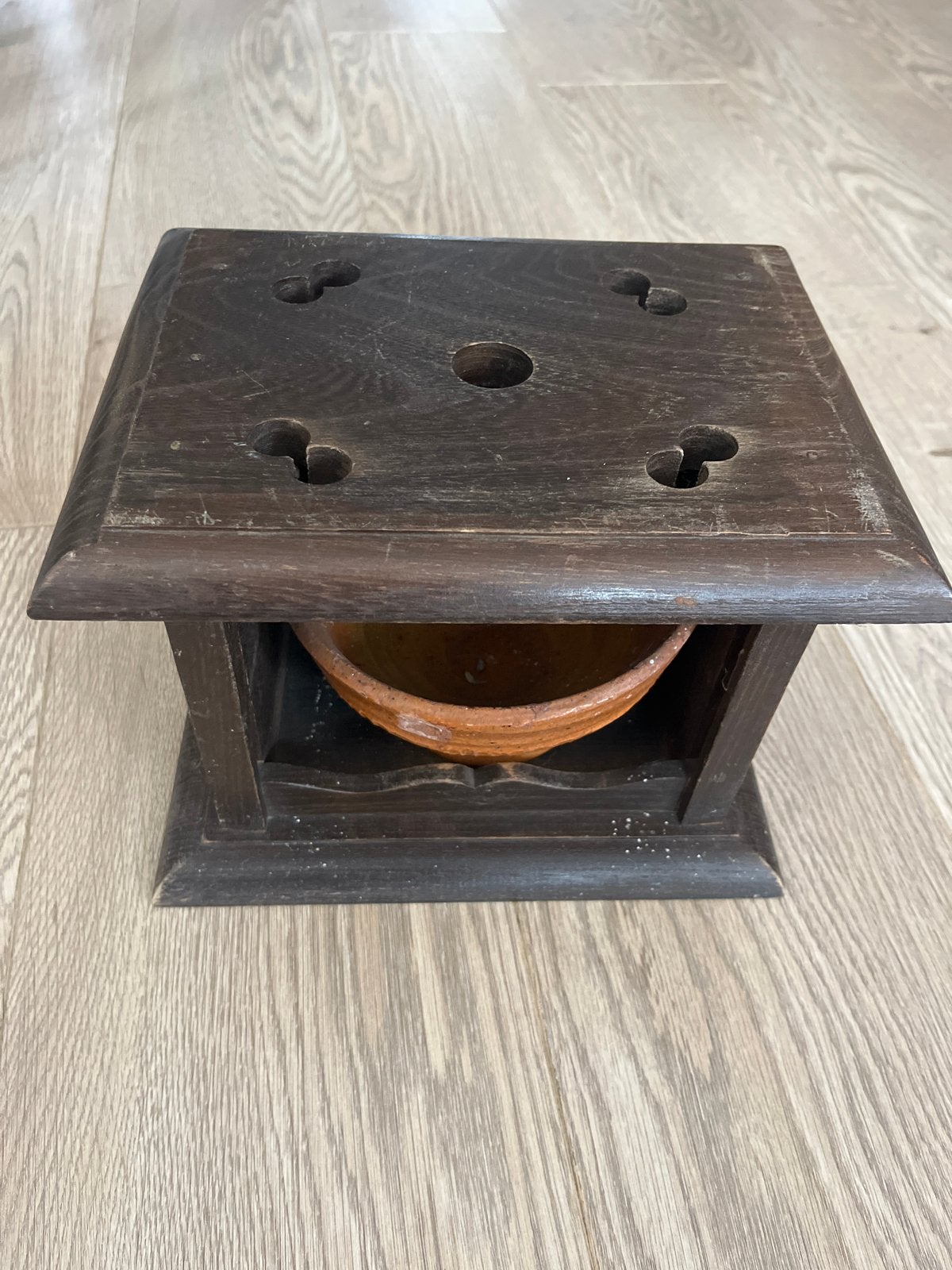 Antieke Voetenstoof met Aardewerken Kom, Antiek en Kunst, Ophalen of Verzenden