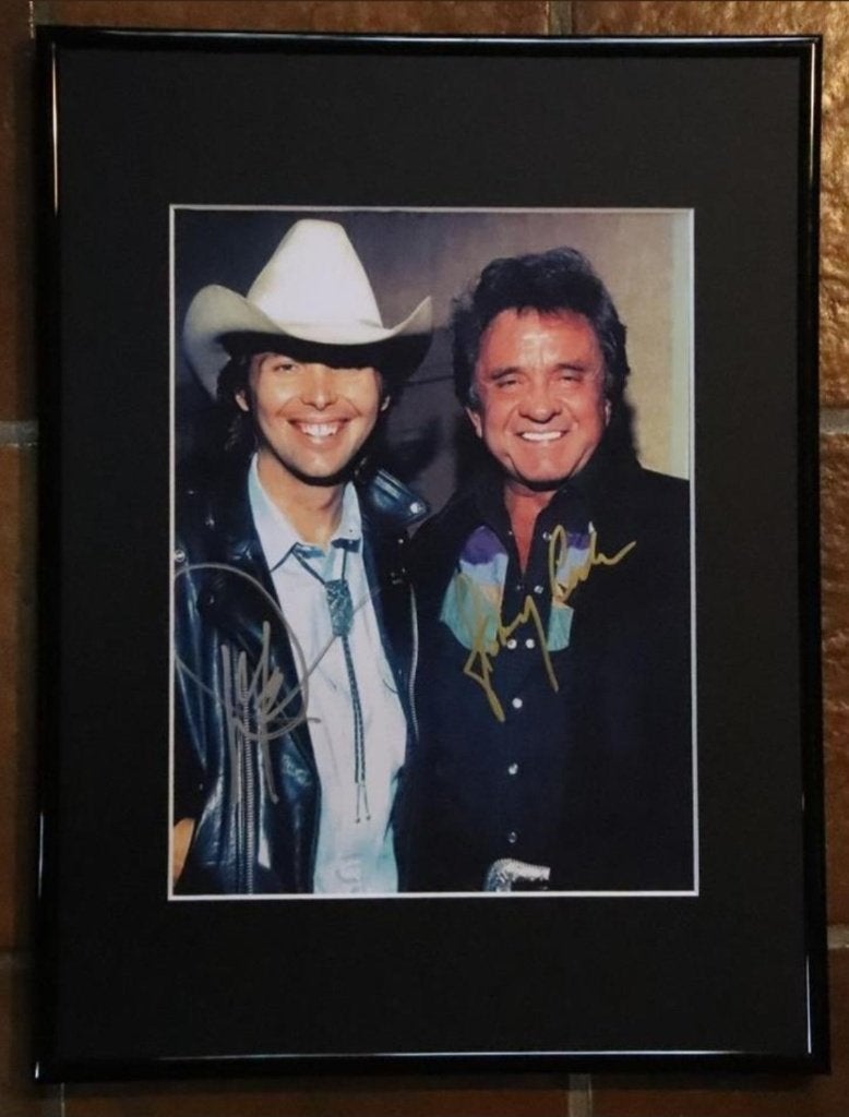 Johnny Cash + Dwight Yoakam gesigneerde foto. (ingelijst), Verzamelen, Muziek, Artiesten en Beroemdheden, Ophalen of Verzenden