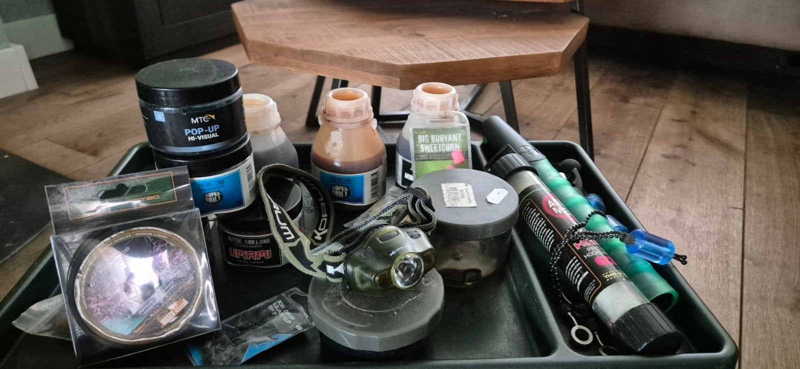 bivvy tafel met allerlei karperspullen, Ophalen of Verzenden, Gebruikt, Overige typen