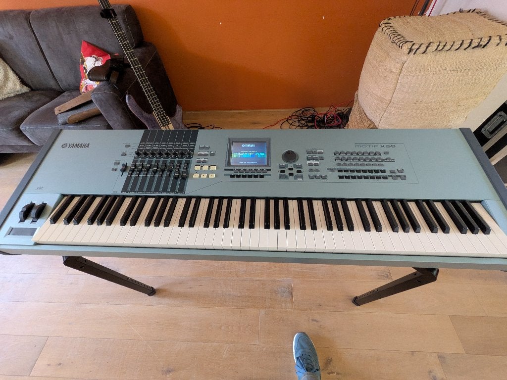 Foto 2 van Yamaha Motif XS8 met 1GB geheugen, flightcase en USB
