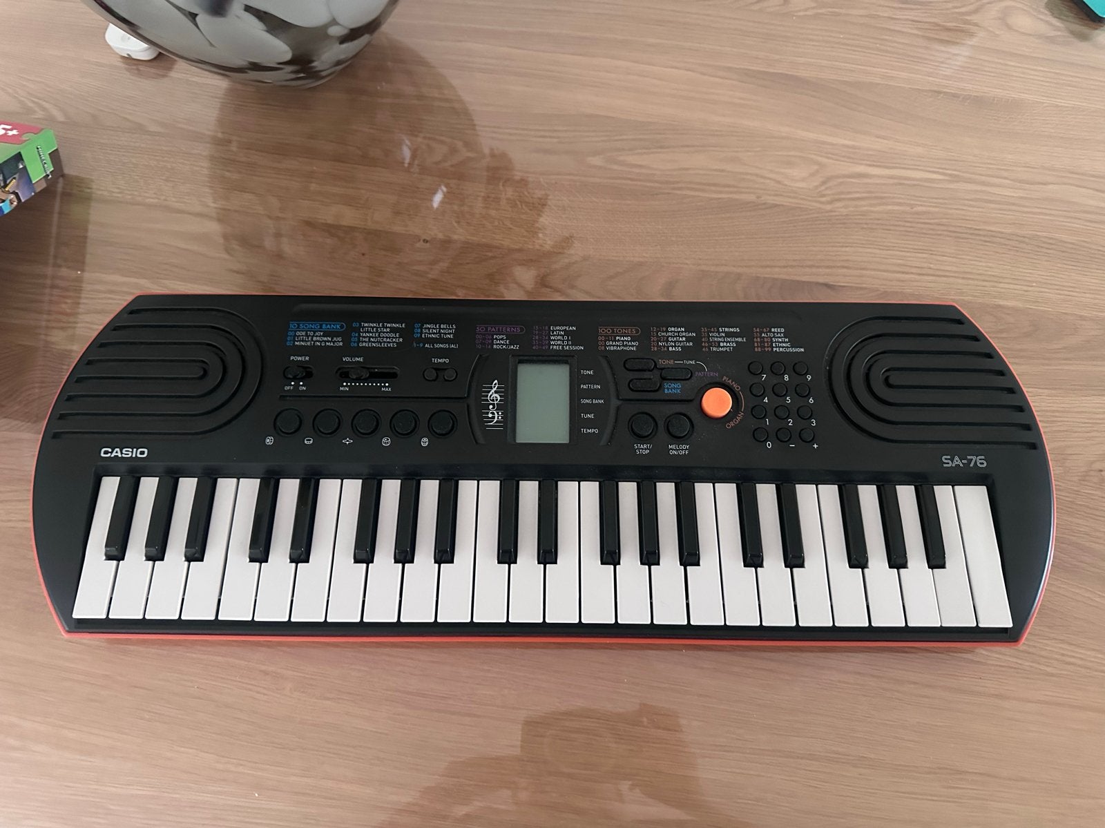 Casio SA-76 Keyboard - Oranje/Zwart, Ophalen of Verzenden, Zo goed als nieuw, Overige aantallen, Casio