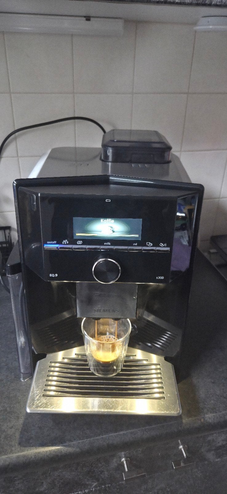 Siemens EQ9 S300 volautomatische koffiebonenmachine, Ophalen, Afneembaar waterreservoir, Espresso apparaat, Zo goed als nieuw