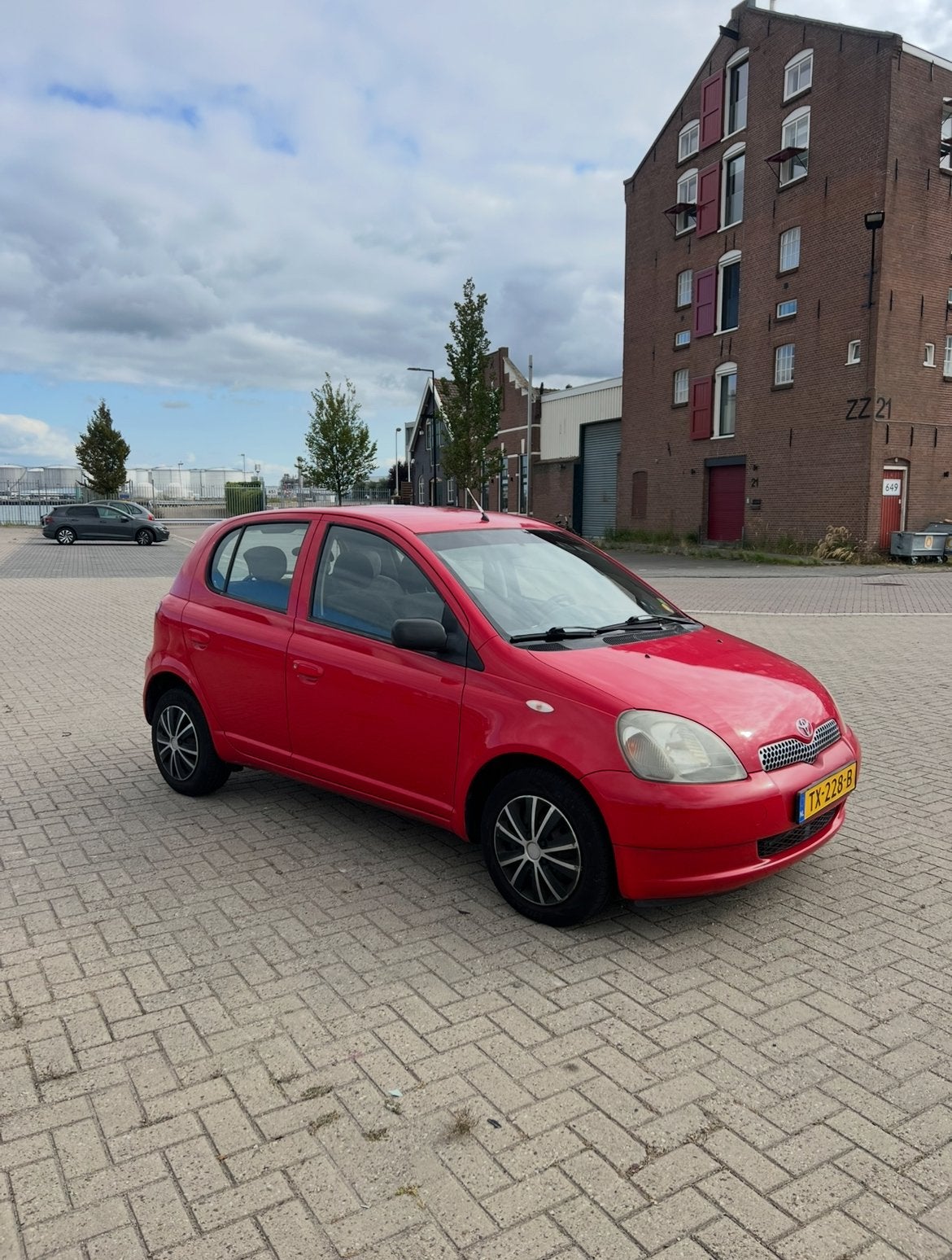 Toyota Yaris 1.3 16V 5 Deurs AUTOMAAT Rood Aygo C1 107, Auto's, 1299 cc, 15 km/l, 31 €/maand, 4 cilinders