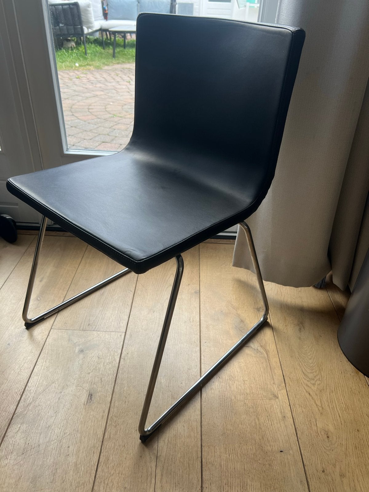 Zwarte eetkamerstoelen met metalen onderstel, Huis en Inrichting, Stoelen, Ophalen, Gebruikt, Zwart, Leer