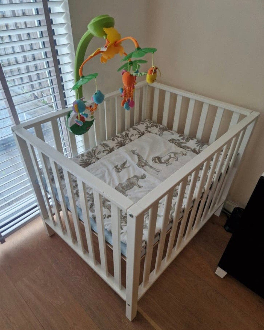 Stevige witte box inclusief matras, boxkleed en mobile, Kinderen en Baby's, Boxen, Ophalen, Zo goed als nieuw, Rechthoekig, In hoogte verstelbaar