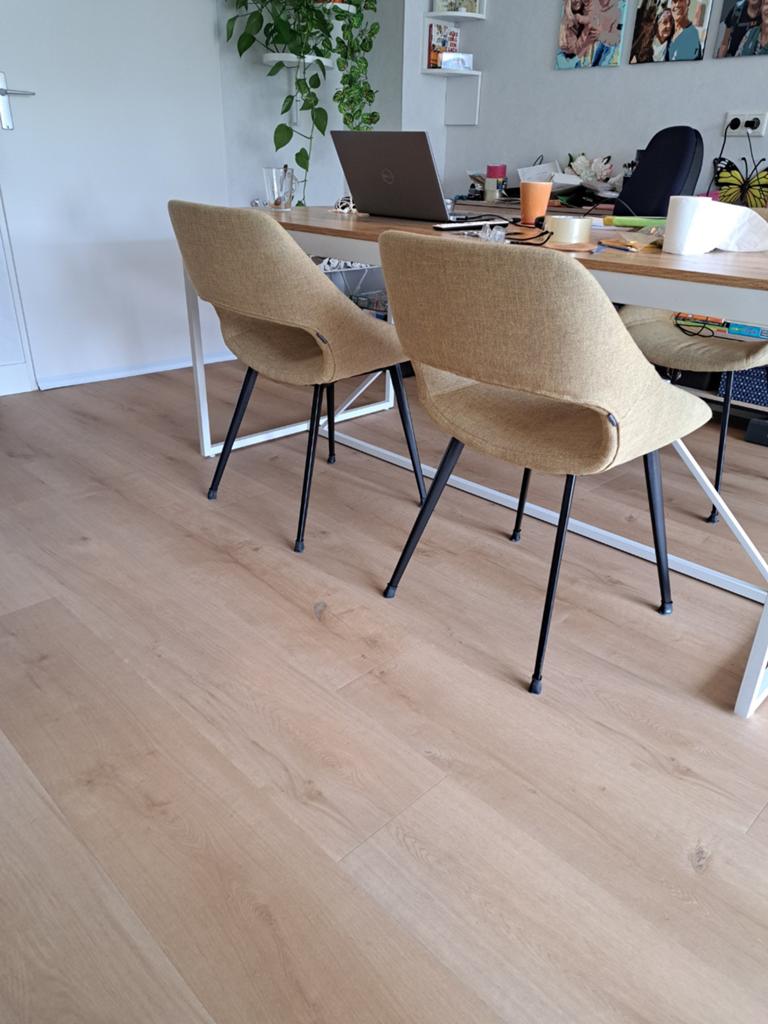 2 Kave Home eetkamerstoelen mosterdgeel, Huis en Inrichting, Stoelen, Ophalen, Zo goed als nieuw, Overige kleuren, Twee