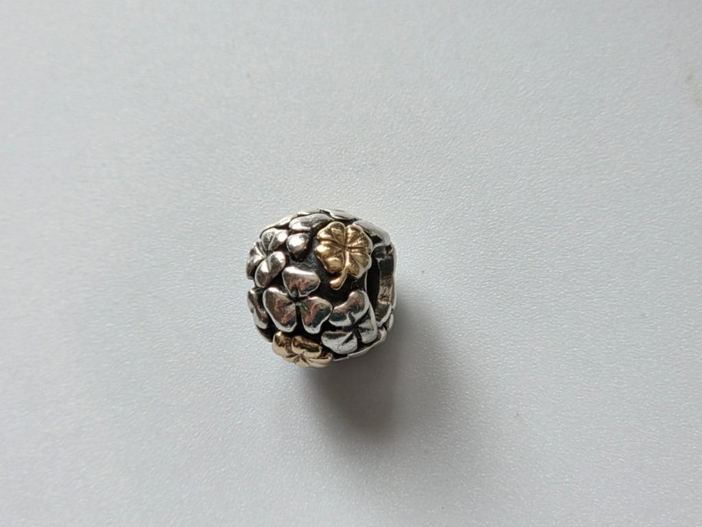 Pandora bicolor Klavertje vier met 14k gouden afwerking, Ophalen of Verzenden, Zo goed als nieuw, Goud, Pandora