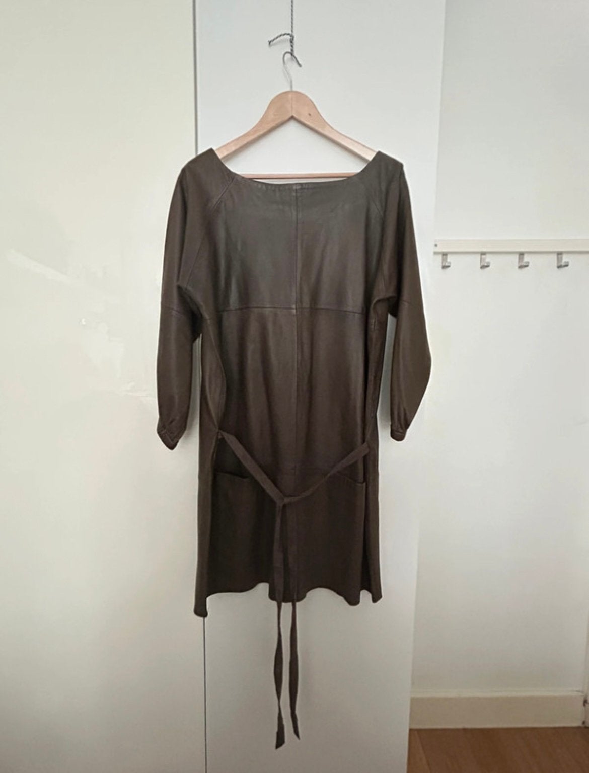 Taupe leren jurk tuniek humanoid, Bruin, Maat 42/44 (L), Ophalen of Verzenden, Gedragen
