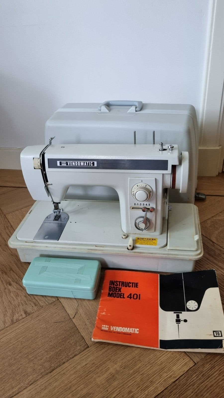 Vendomatic Naaimachine Model 401 met accessoires, Ophalen, Gebruikt, Naaimachine, Overige merken