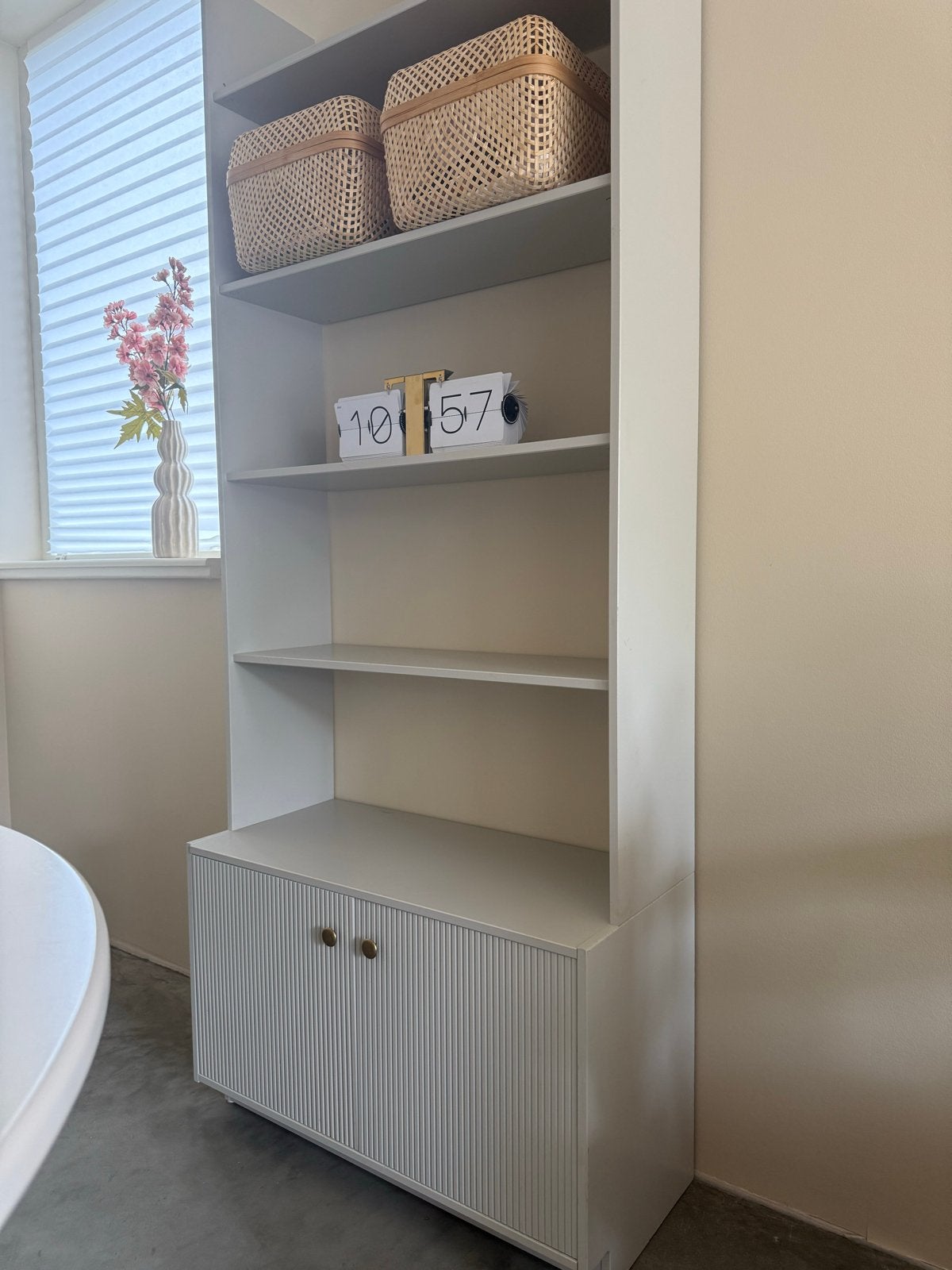 WOOOD Madu Boekenkast wandkast Wolkengrijs messing knopjes, Ophalen, 200 cm of meer, 50 tot 100 cm, Zo goed als nieuw
