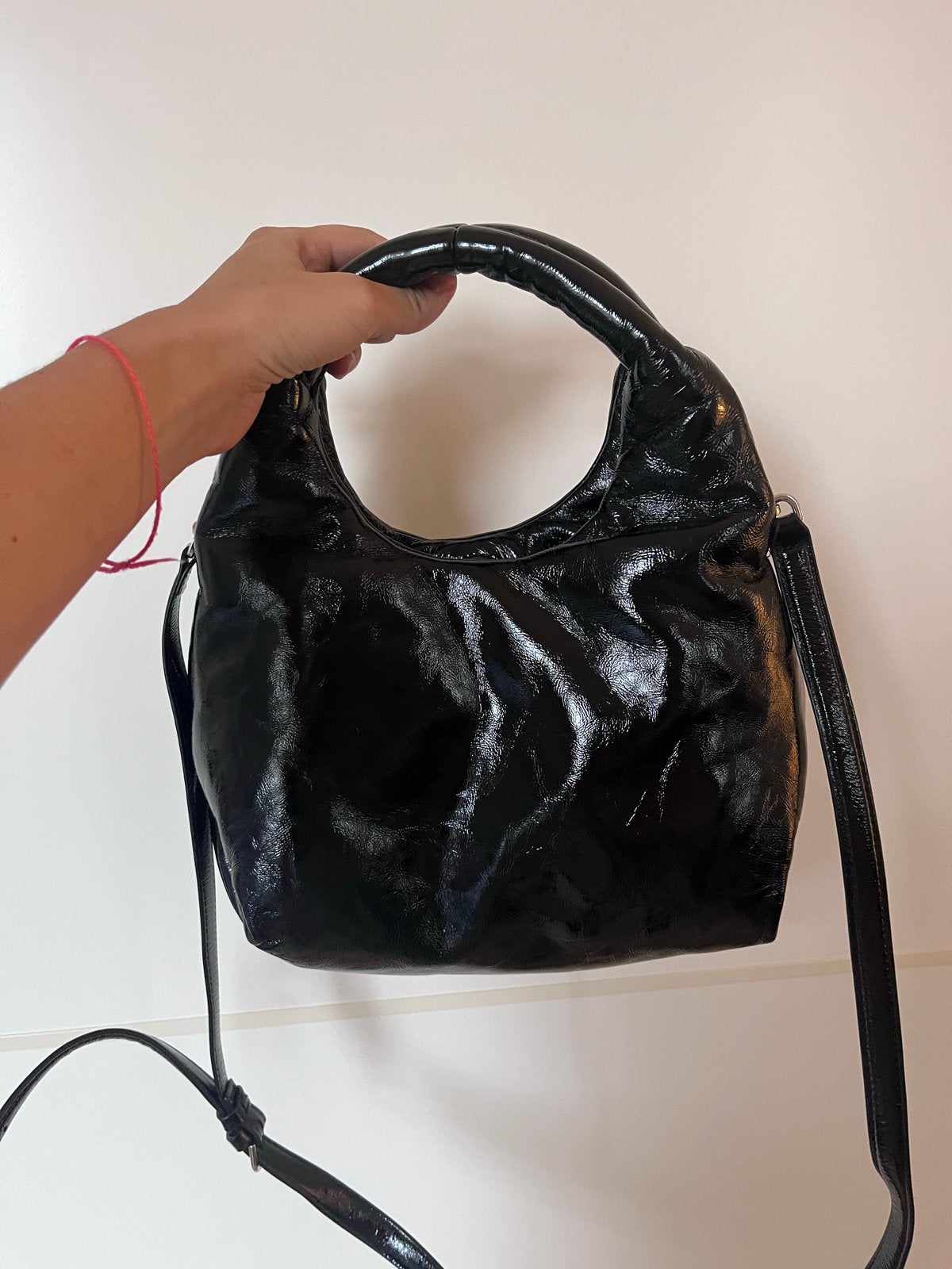 COS Zwarte Glanzende Handtas met Schouderband, Ophalen of Verzenden, Zo goed als nieuw, Zwart, Handtas