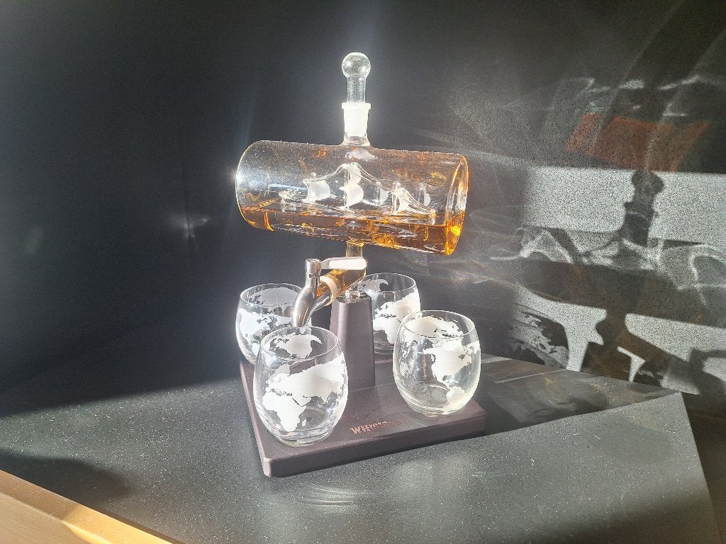 Whiskey karaf en glazen set met schip, Antiek en Kunst, Kunst | Designobjecten, Meerkleurig, Object, Set, 35 cm